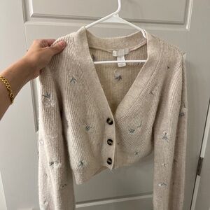 HM Cropped Cardigan - Floral embroidery.